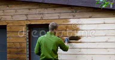 油漆工与油漆刷油漆房屋立面与木材保护色